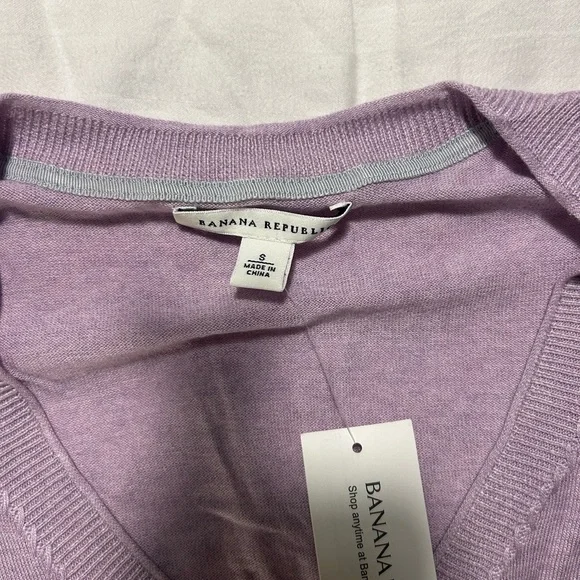 Banana Republic Lilac V-Neck Sweater - Picture 2 of 3